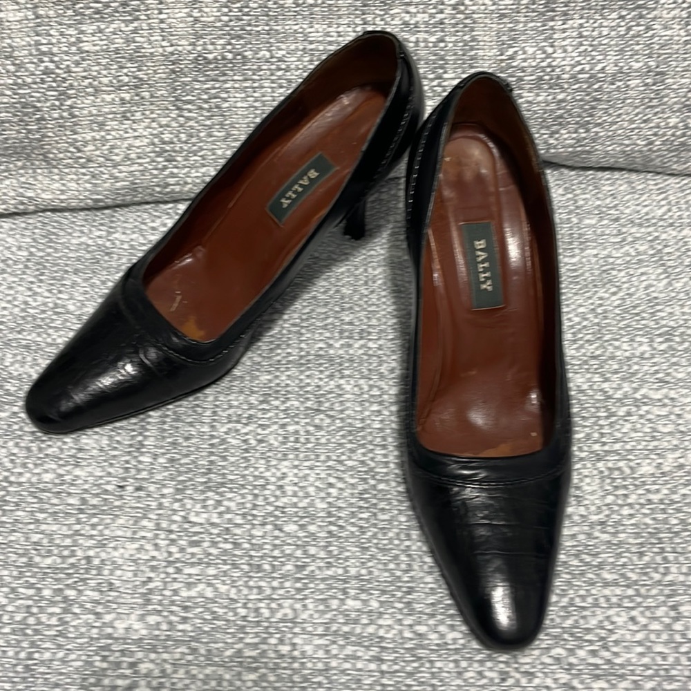 BALLY - Nice Black Leather Contessa Pumps in 9M w/leather soles Made in Italy.